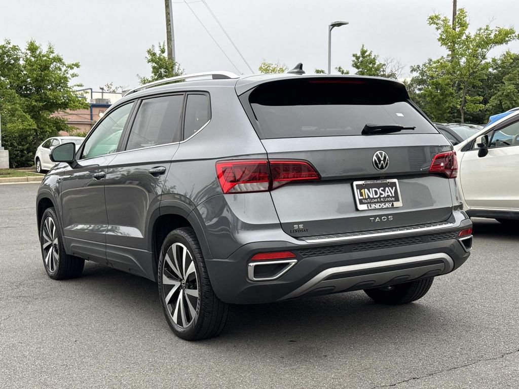 Used 2023 Volkswagen Taos SE w/ Panoramic Sunroof Package FWD image 5