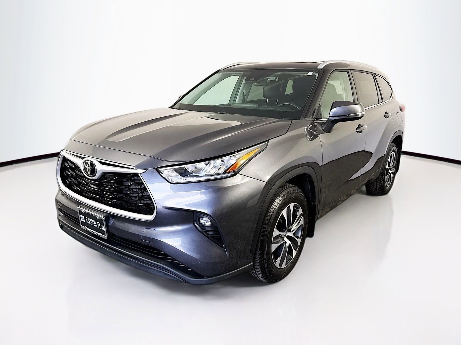 Used 2022 Toyota Highlander XLE AWD/4WD image 3