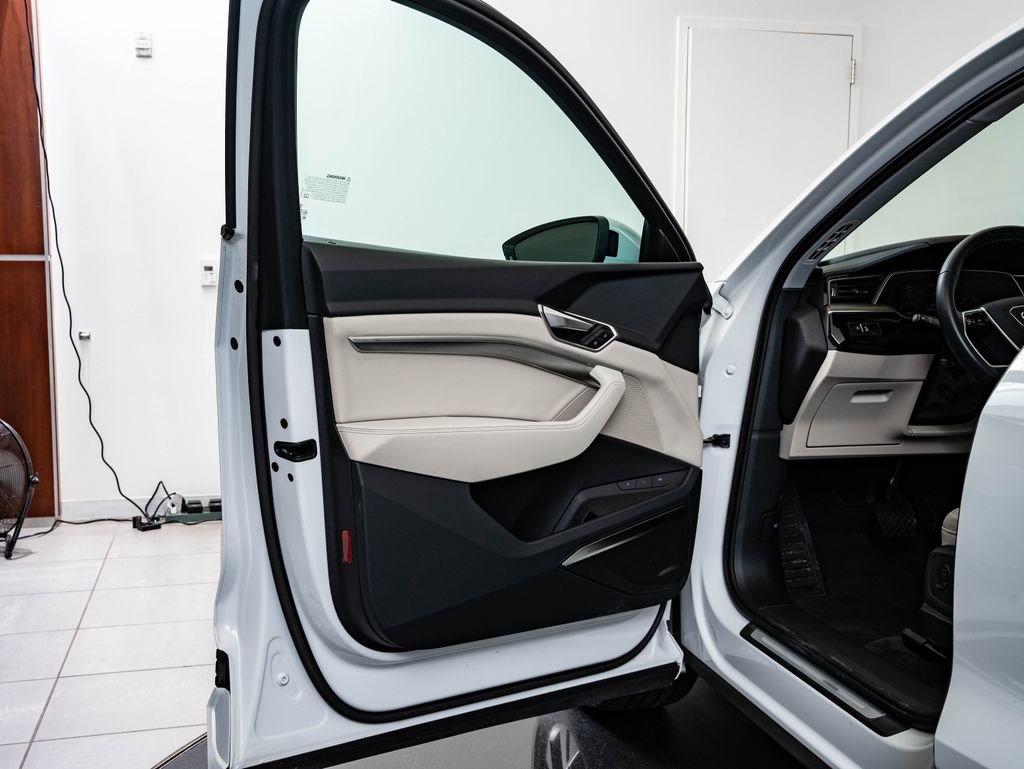Used 2022 Audi e-tron Premium Plus w/ Premium Plus Package image 28