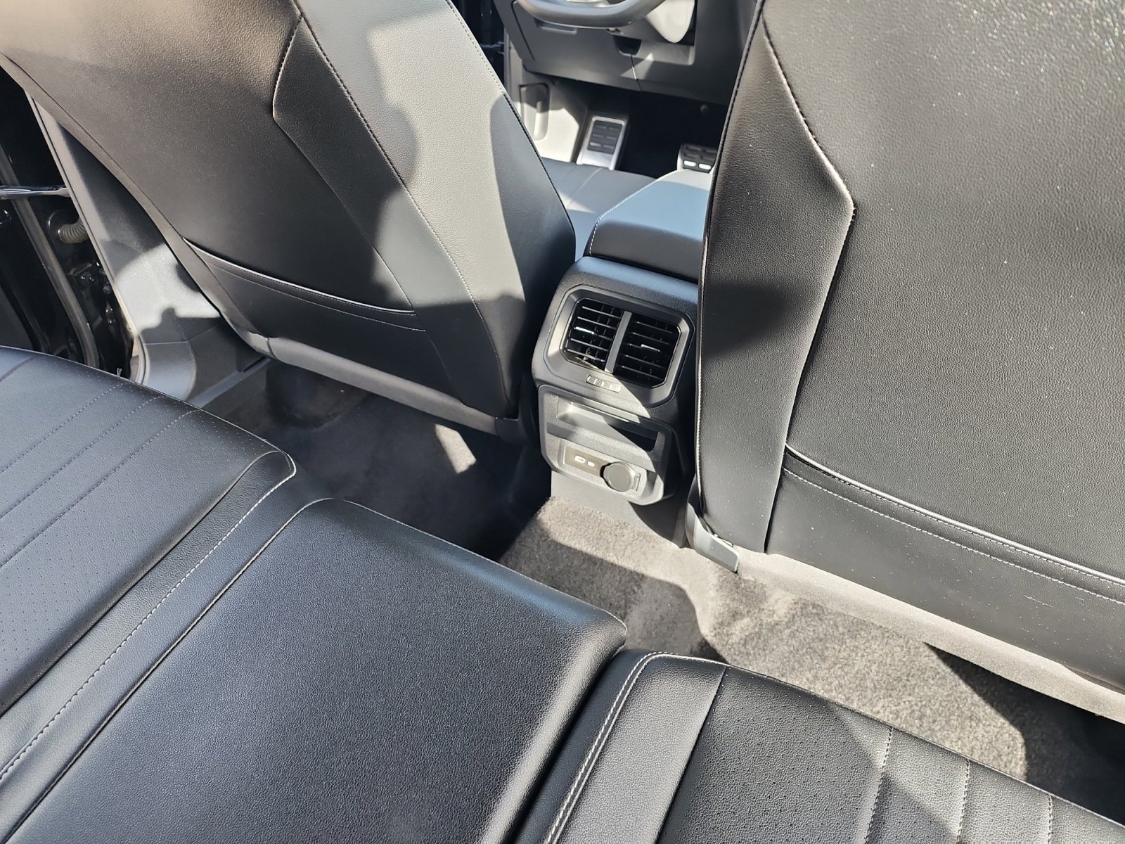 Certified 2023 Volkswagen Tiguan SE R-Line image 32