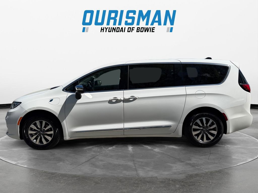 Used 2023 Chrysler Pacifica Limited image 3