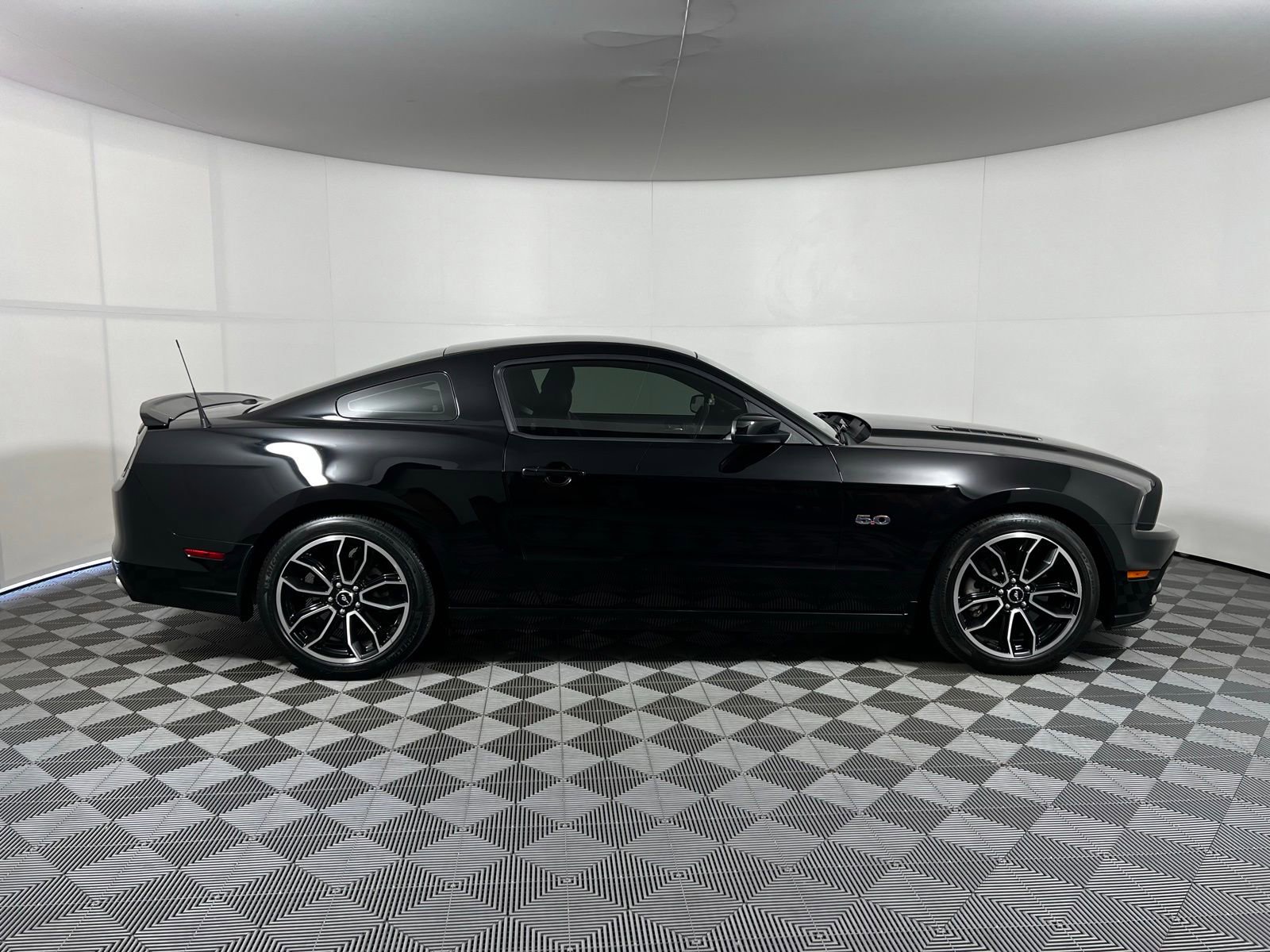 Used 2013 Ford Mustang GT Premium w/ Electronics Pkg RWD image 3