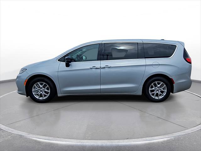 Used 2024 Chrysler Pacifica Touring-L FWD image 5