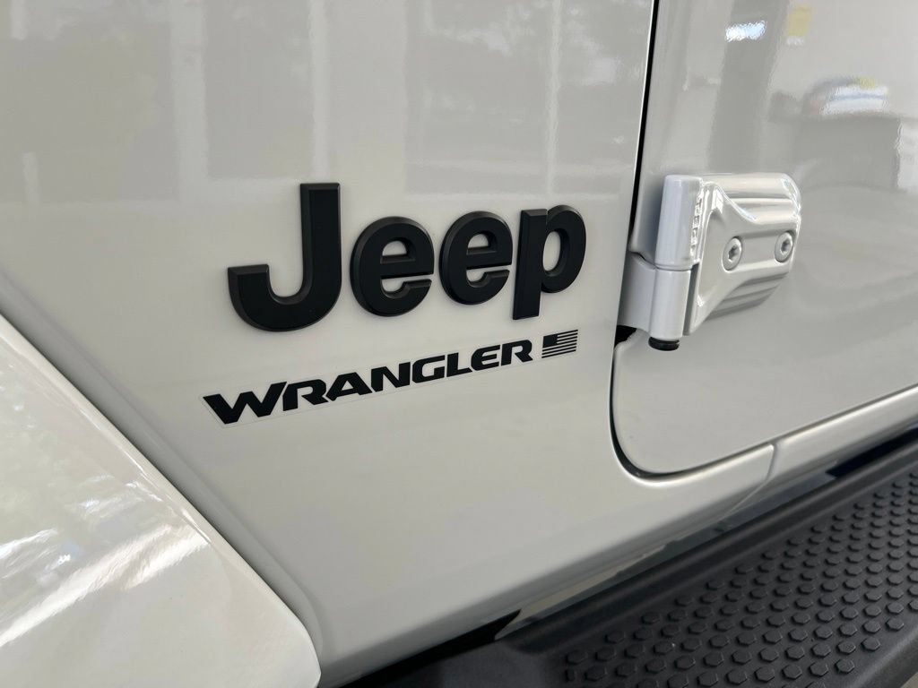 Used 2025 Jeep Wrangler Unlimited Sahara AWD/4WD image 15
