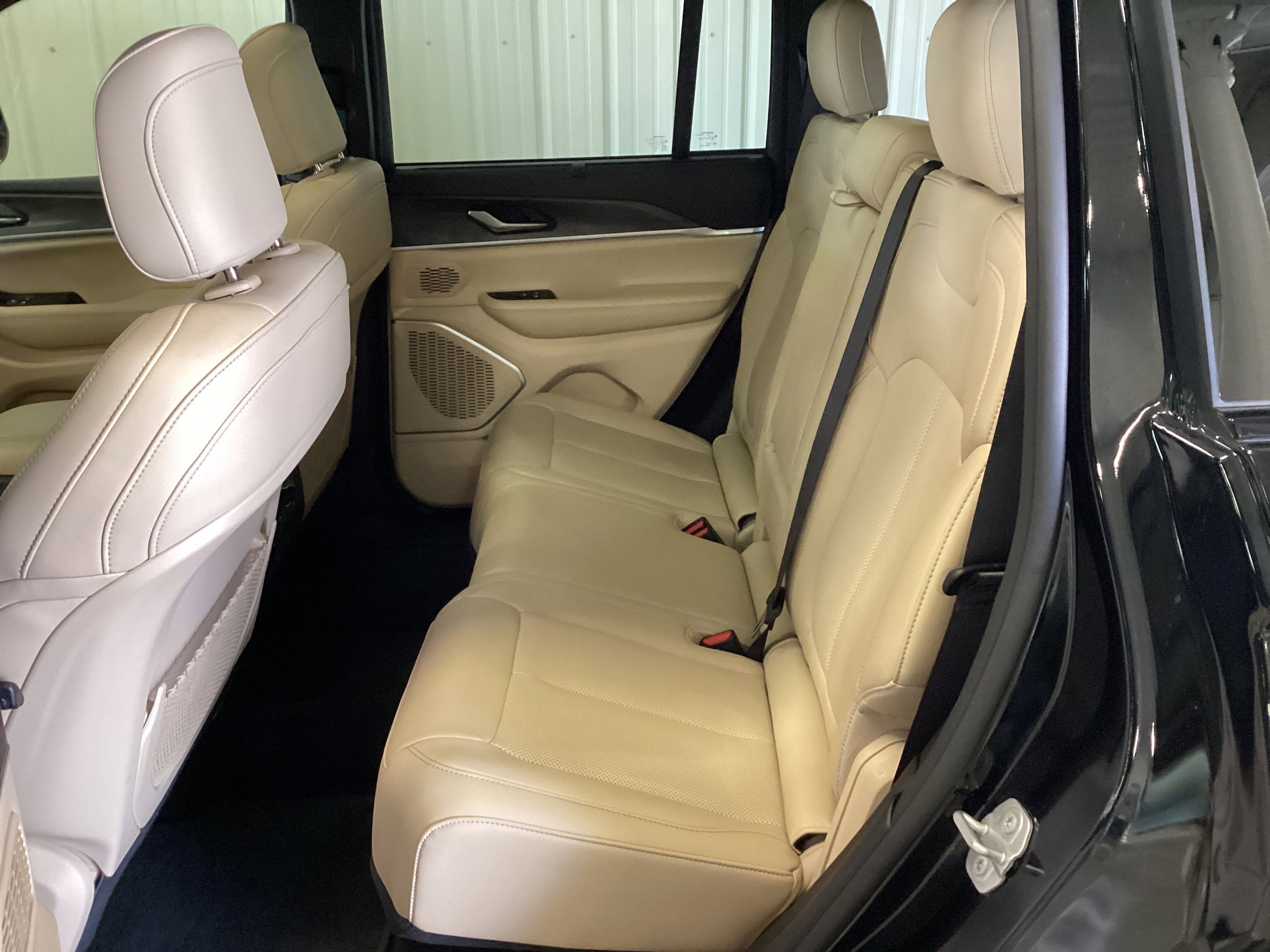 Used 2024 Jeep Grand Cherokee Limited w/ Luxury Tech Group II image 39