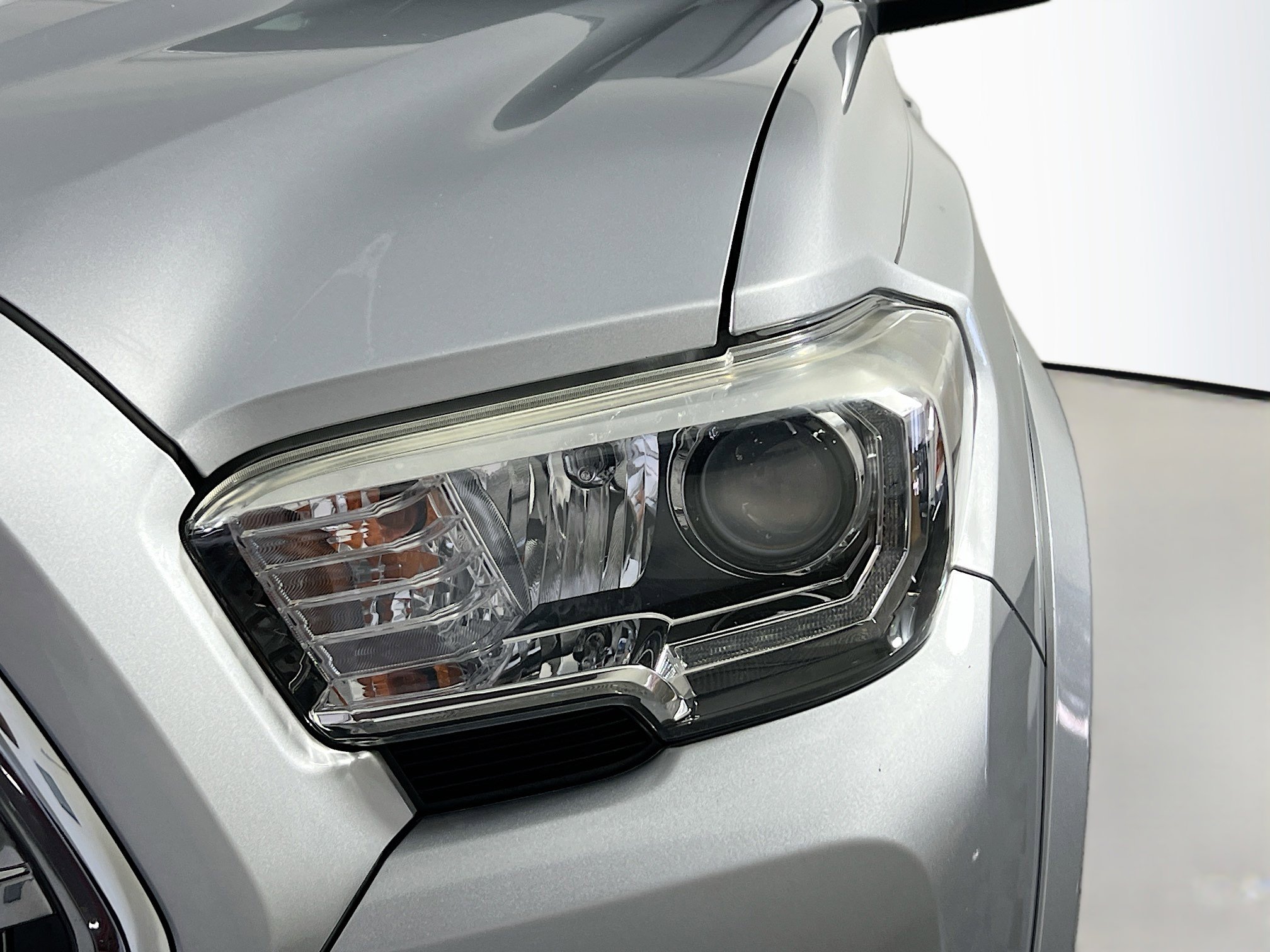 Used 2017 Toyota Tacoma TRD Sport w/ Tow Package (A/T) image 11