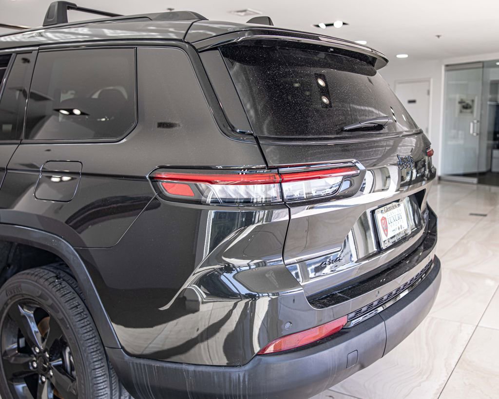 Used 2023 Jeep Grand Cherokee L Limited w/ Black Appearance Package image 16