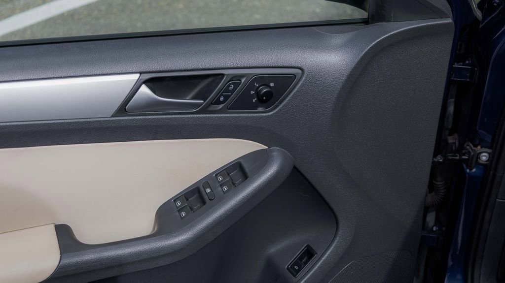 Used 2012 Volkswagen Jetta TDI image 16