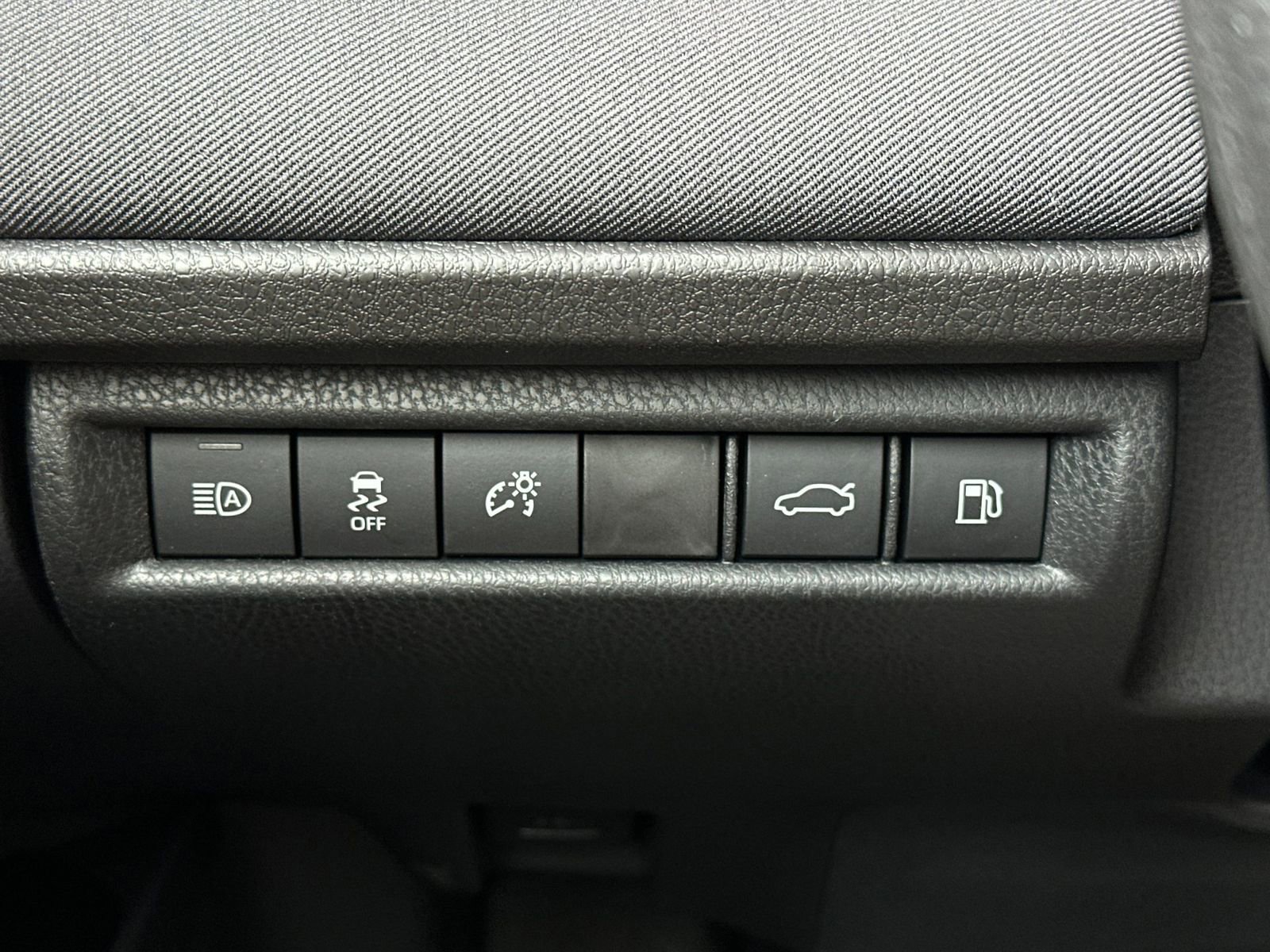 Used 2025 Toyota Camry LE w/ Convenience Package image 29