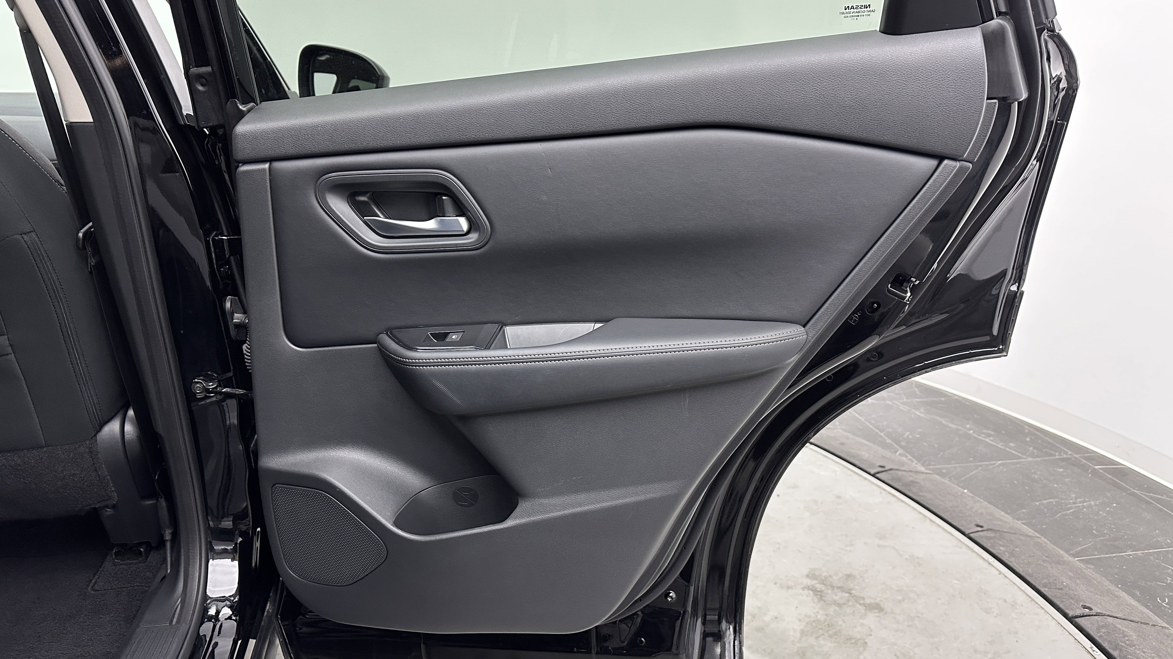 Used 2025 Nissan Rogue SV image 32