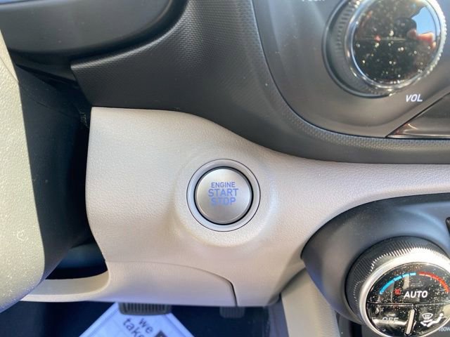 Used 2025 Hyundai Venue SEL FWD image 17