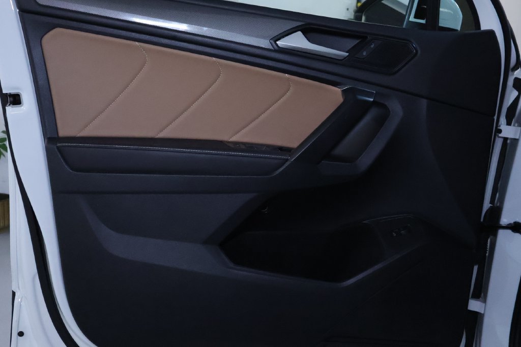 Used 2024 Volkswagen Tiguan SE w/ Panoramic Sunroof Package AWD/4WD image 13