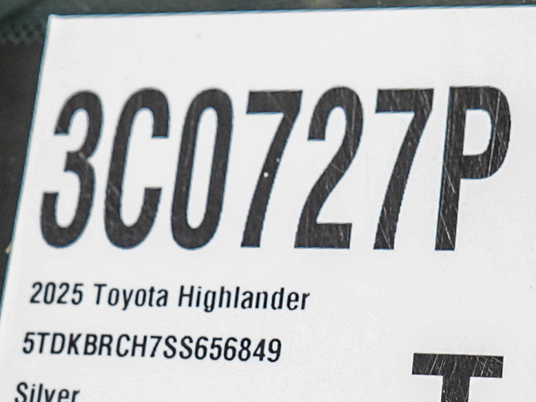 Used 2025 Toyota Highlander XLE AWD/4WD image 30