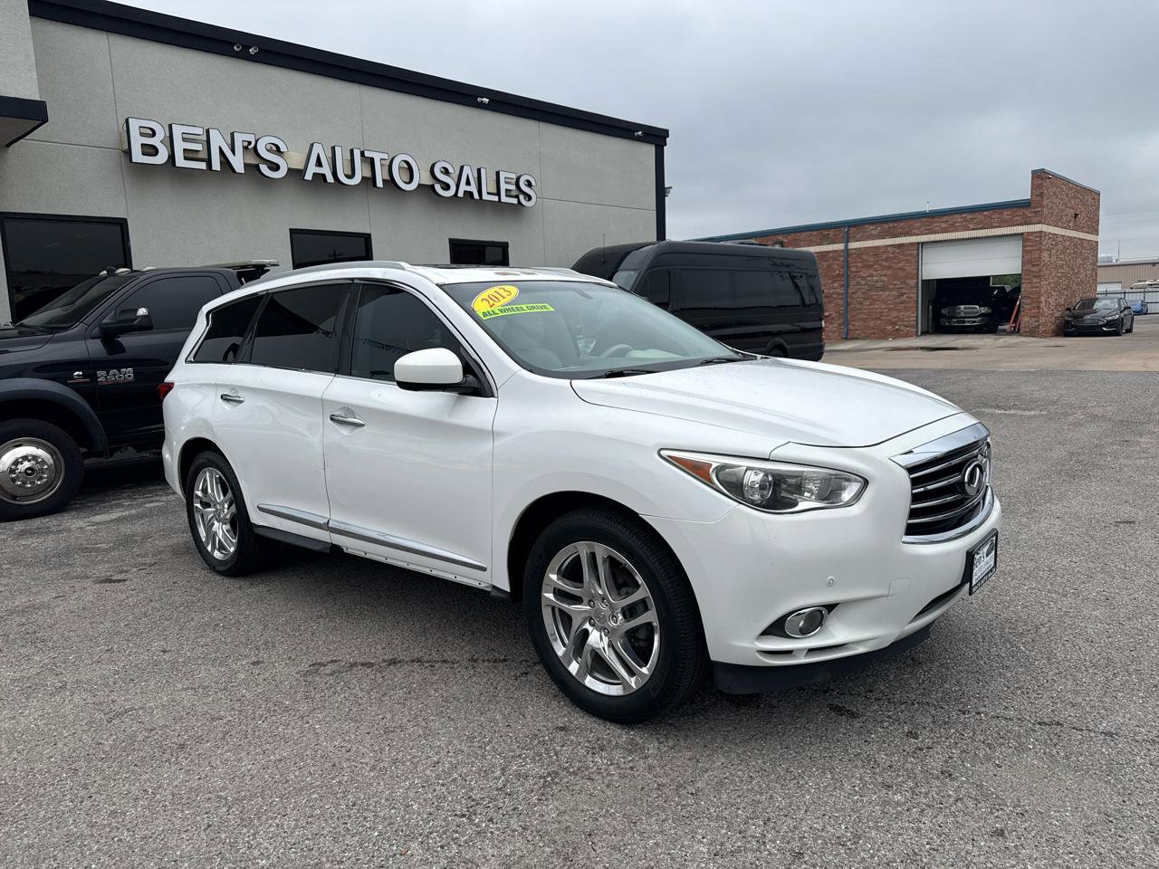 Used 2013 INFINITI JX35 AWD w/ Premium Pkg image 4