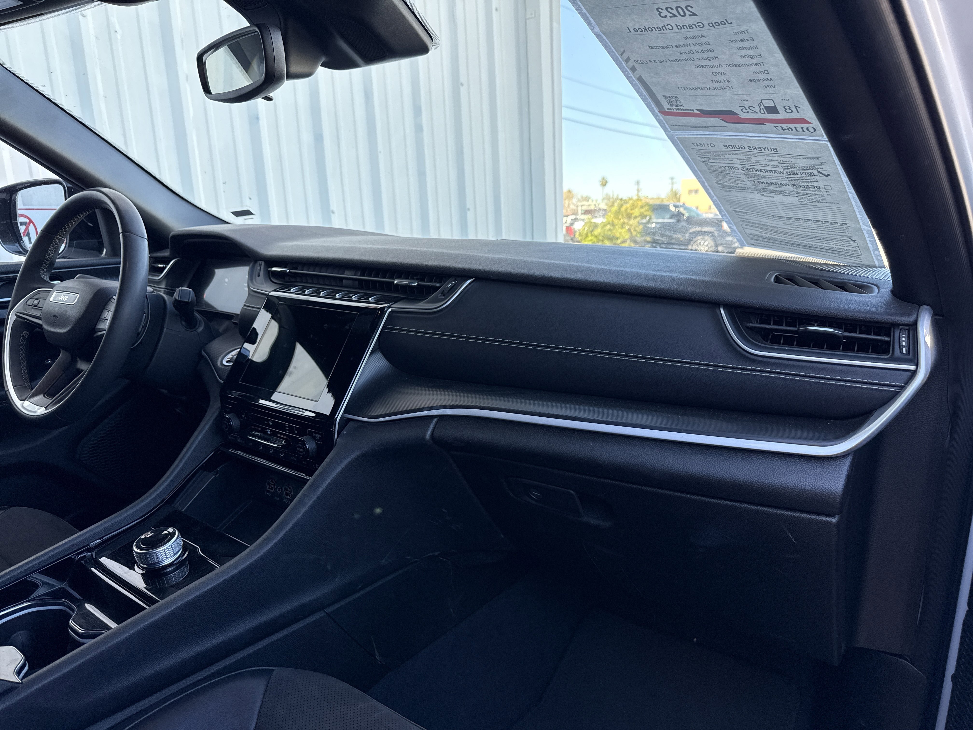 Used 2023 Jeep Grand Cherokee L Laredo image 45