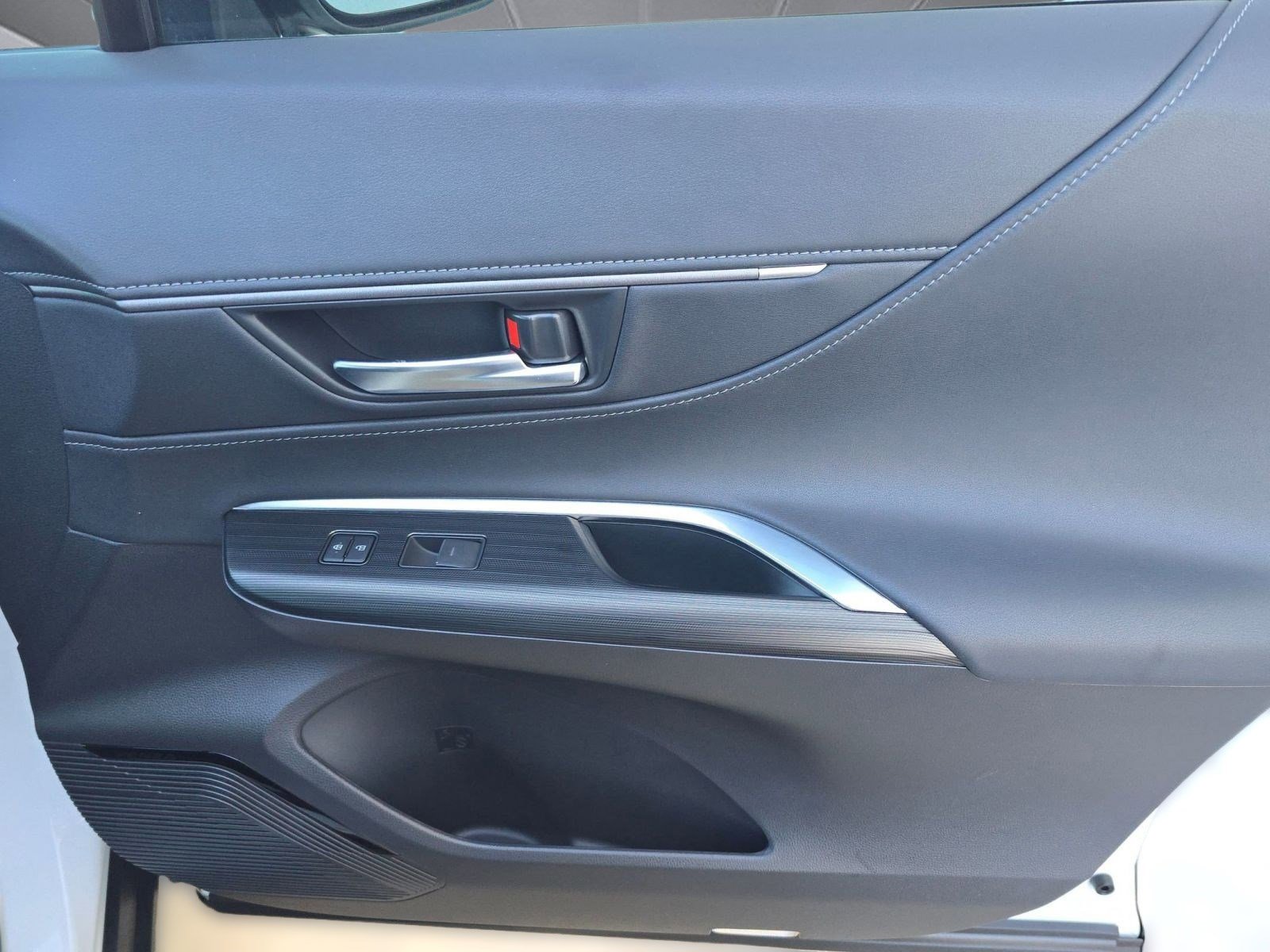 Used 2023 Toyota Venza Limited image 30