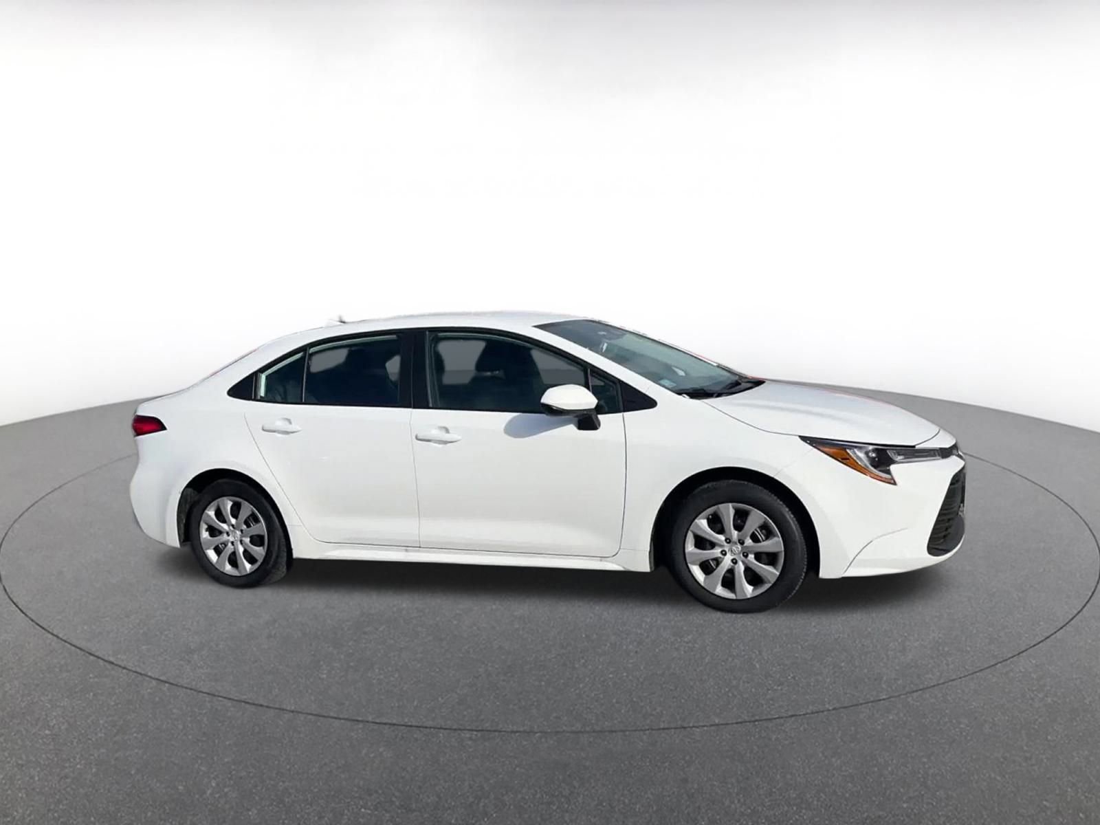 Used 2025 Toyota Corolla LE image 2