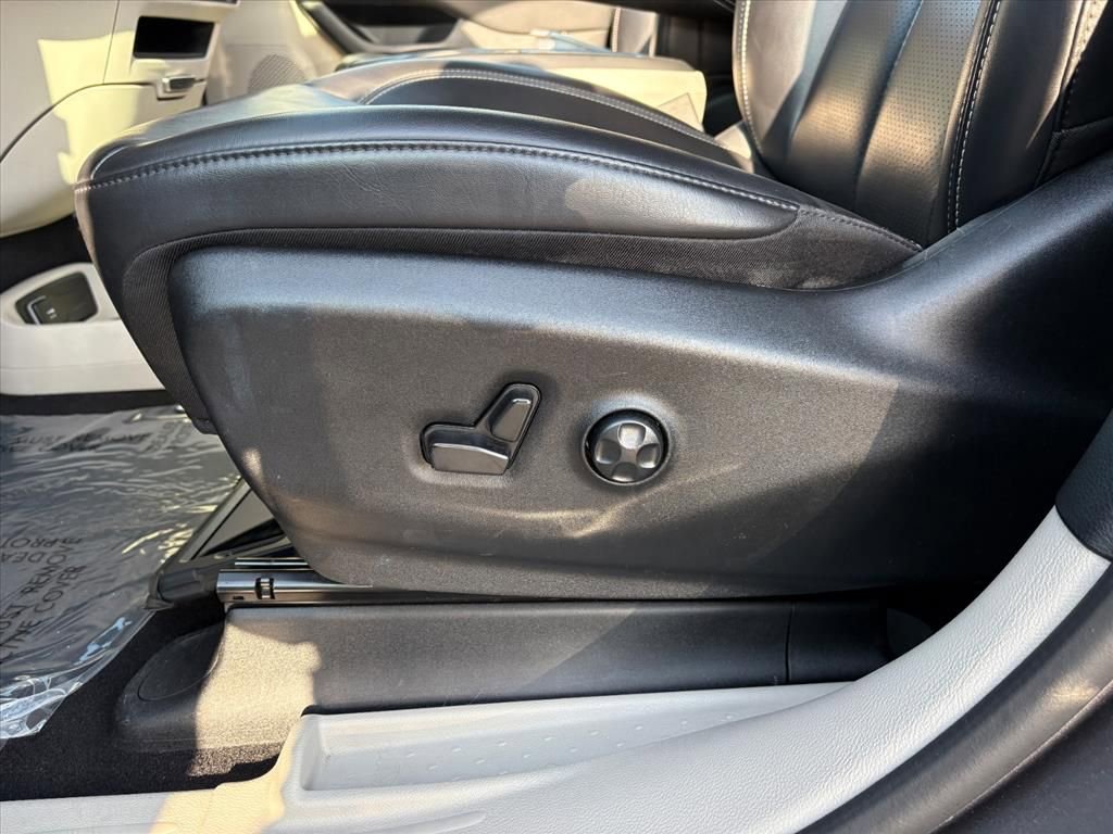 Used 2023 Chrysler Pacifica Touring-L image 14