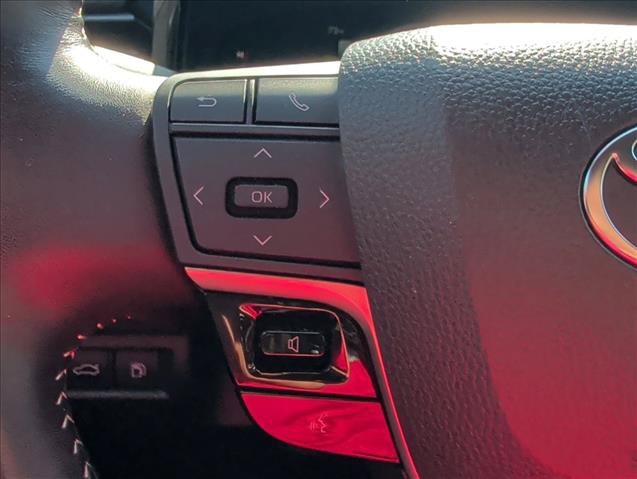 Used 2025 Toyota Camry SE FWD image 9