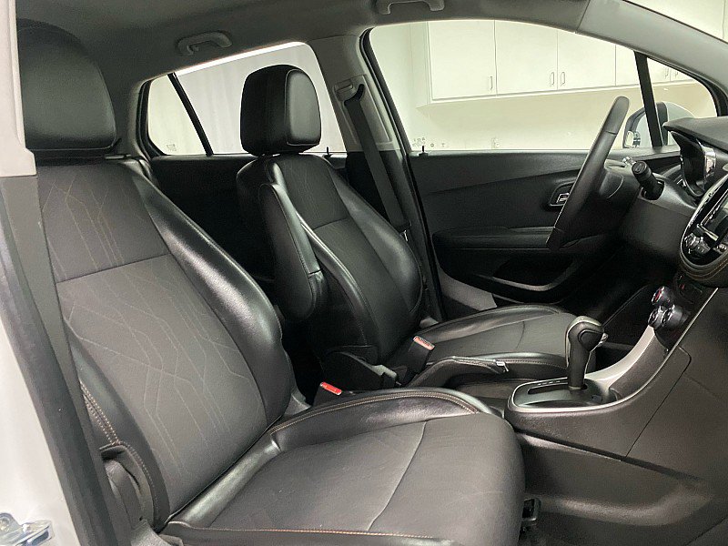 Used 2020 Chevrolet Trax LT w/ LT Convenience Package image 15