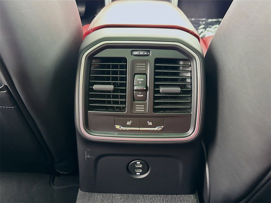 Used 2025 Porsche Macan image 27