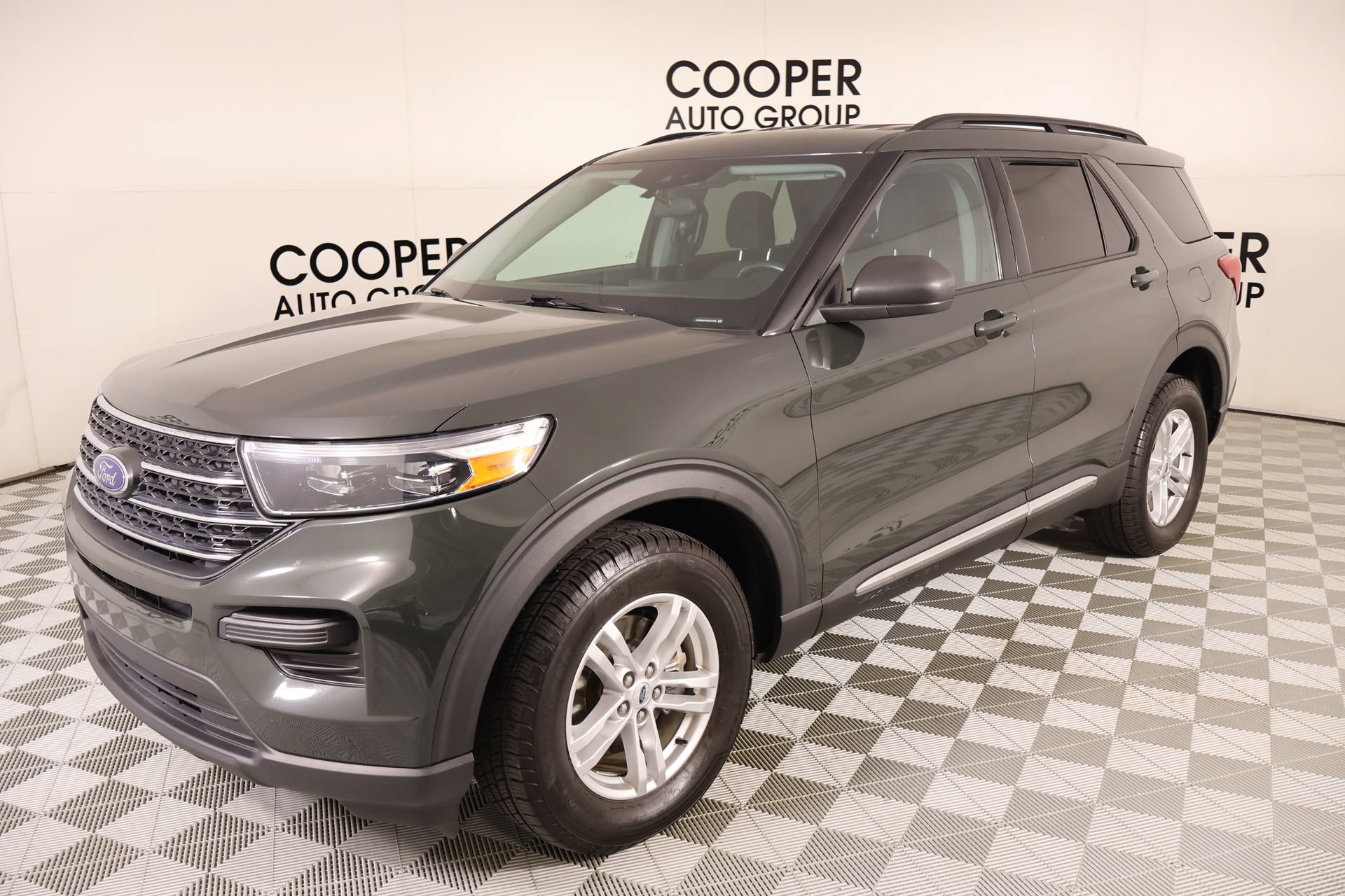 Used 2023 Ford Explorer XLT AWD/4WD image 10