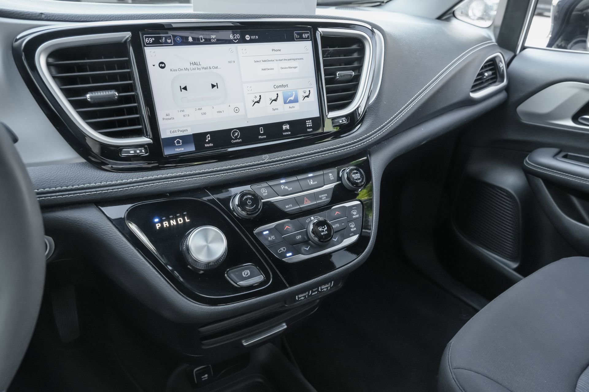 Used 2024 Chrysler Pacifica Touring image 10