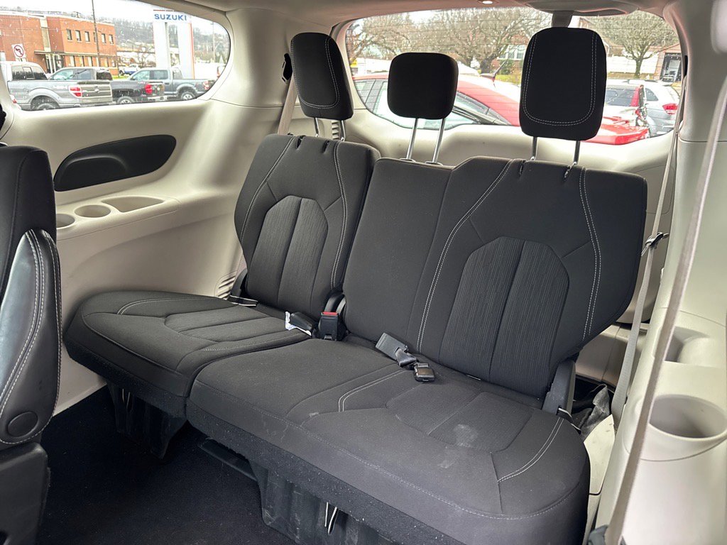 Used 2023 Chrysler Voyager LX image 9
