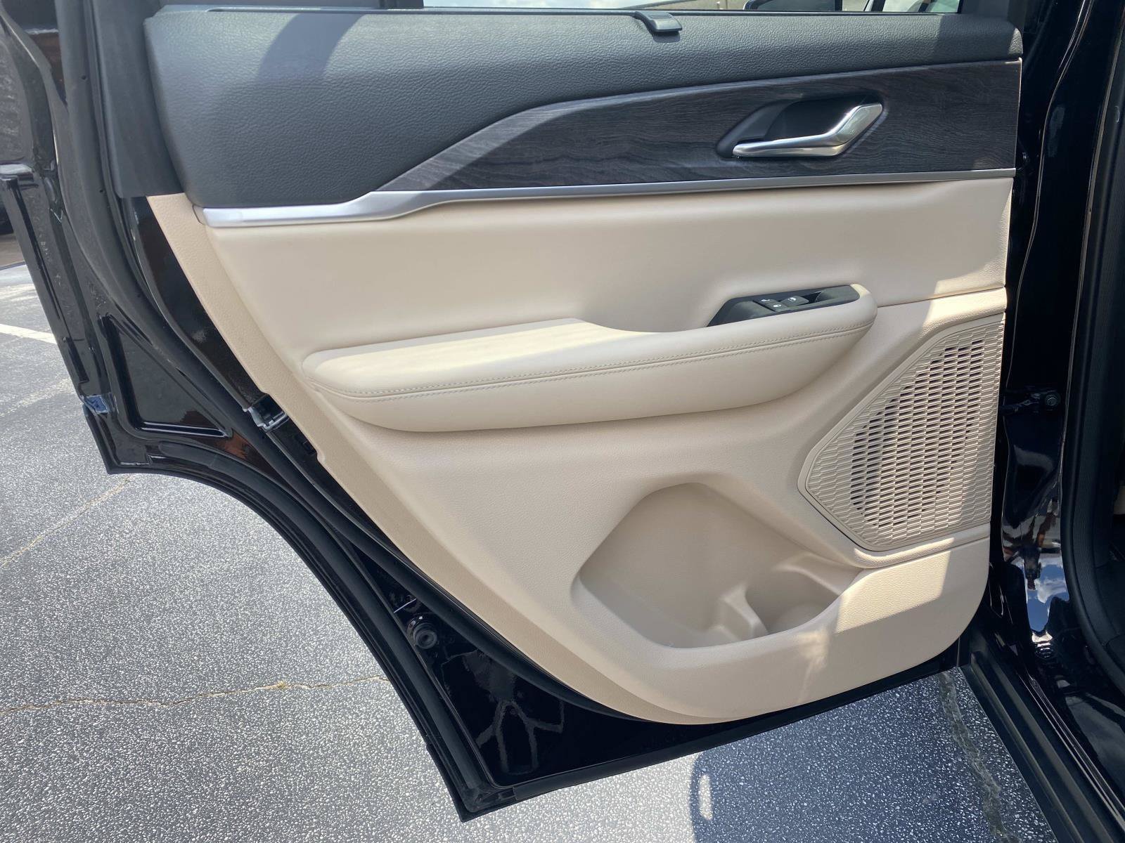 Used 2024 Jeep Grand Cherokee Limited w/ Luxury Tech Group II RWD image 18