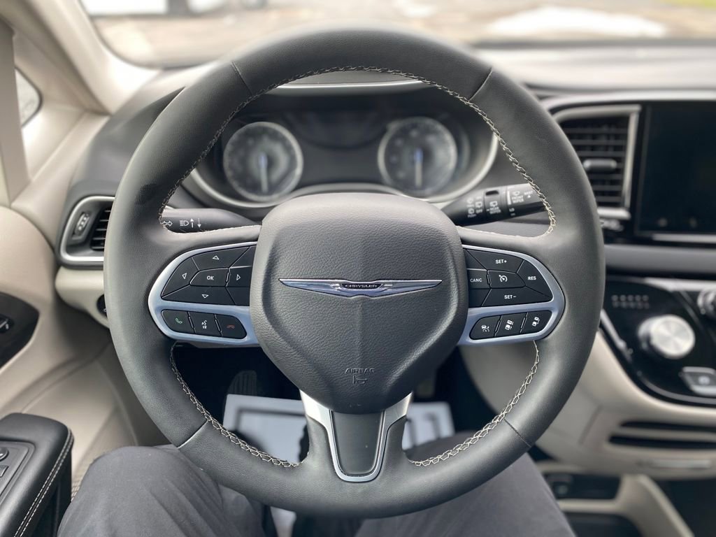 Used 2024 Chrysler Pacifica Touring-L image 28