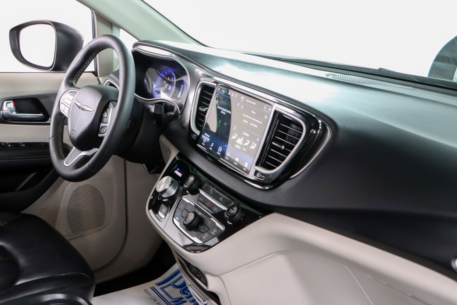 Used 2023 Chrysler Pacifica Touring-L image 26