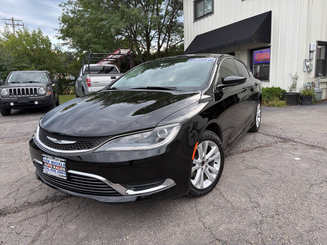 Used 2015 Chrysler 200 Limited w/ Convenience Group FWD image 1