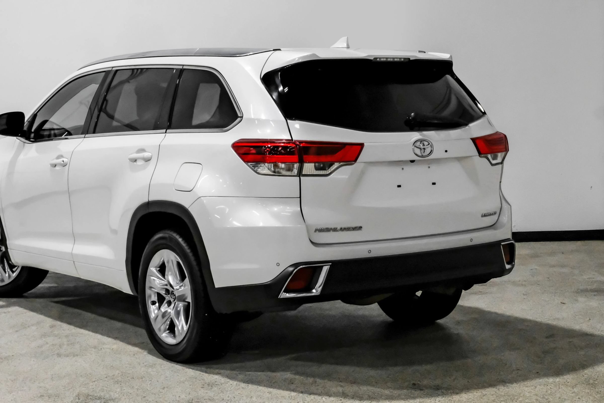 Used 2018 Toyota Highlander Limited FWD image 15