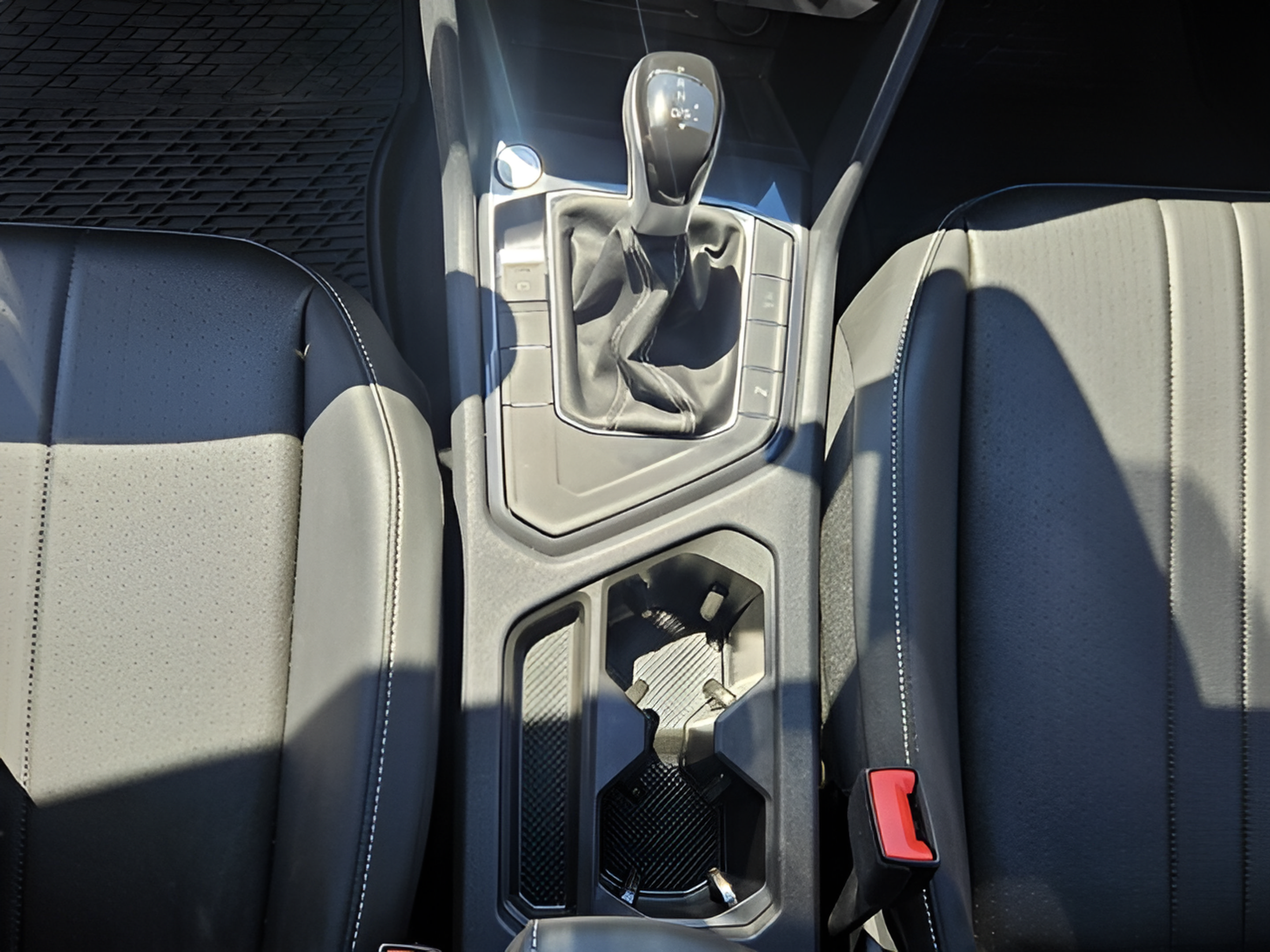 Certified 2023 Volkswagen Tiguan SE R-Line FWD image 15
