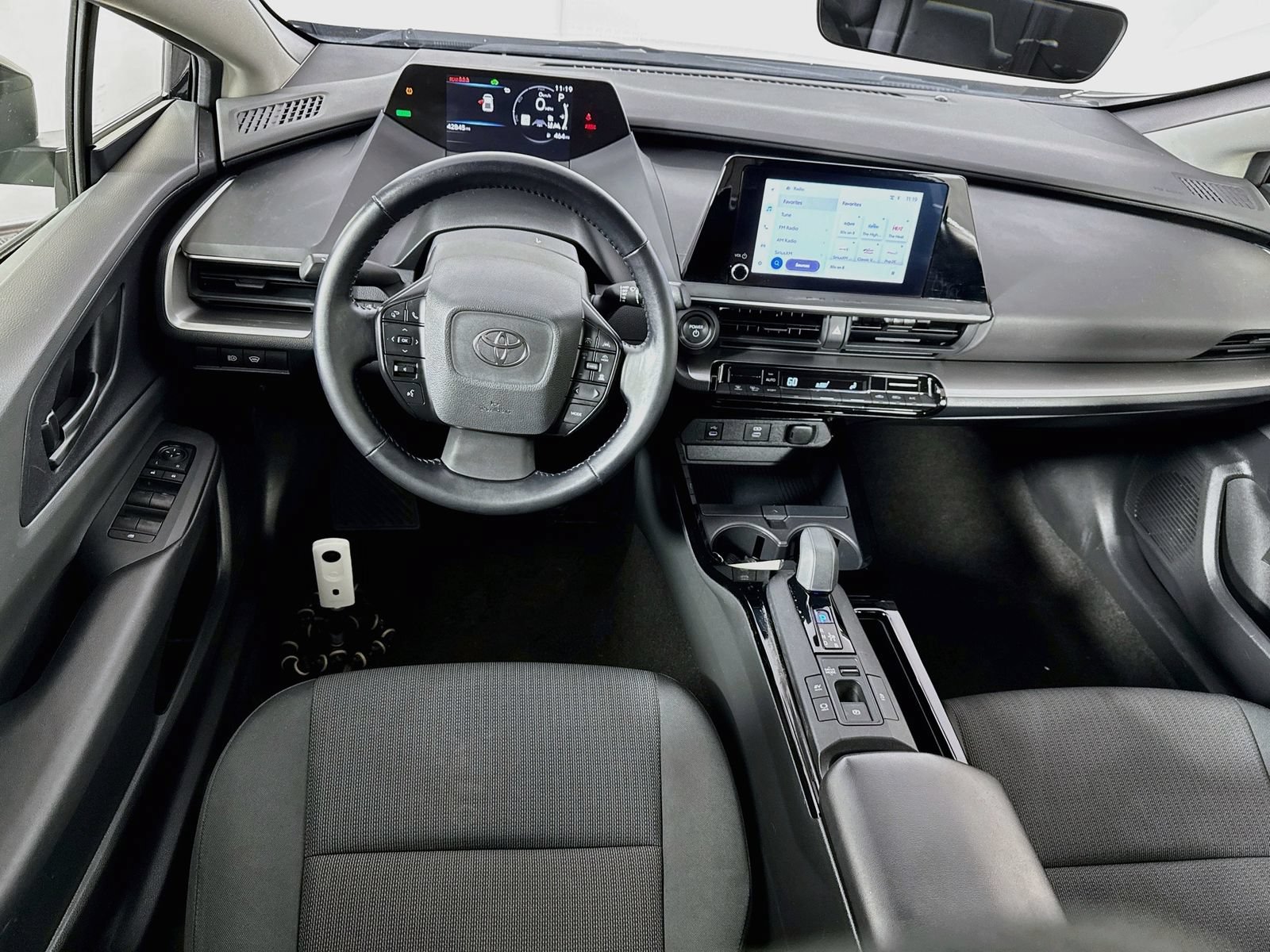 Certified 2025 Toyota Prius LE FWD image 17