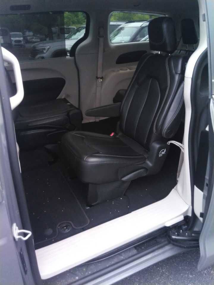 Used 2023 Chrysler Pacifica Touring-L FWD image 4