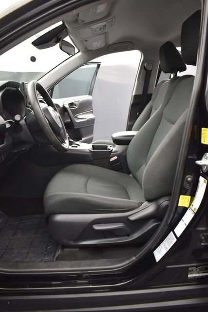 Used 2021 Toyota RAV4 LE AWD/4WD image 9