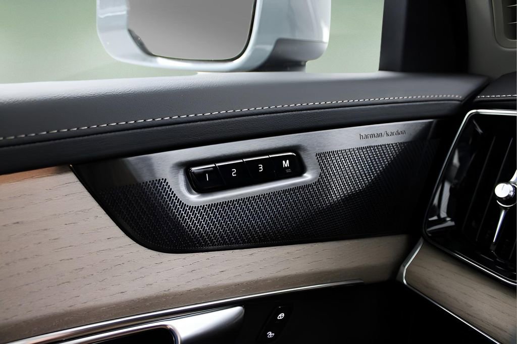 New 2025 Volvo XC90 T8 Plus w/ Protection Package Premier image 18