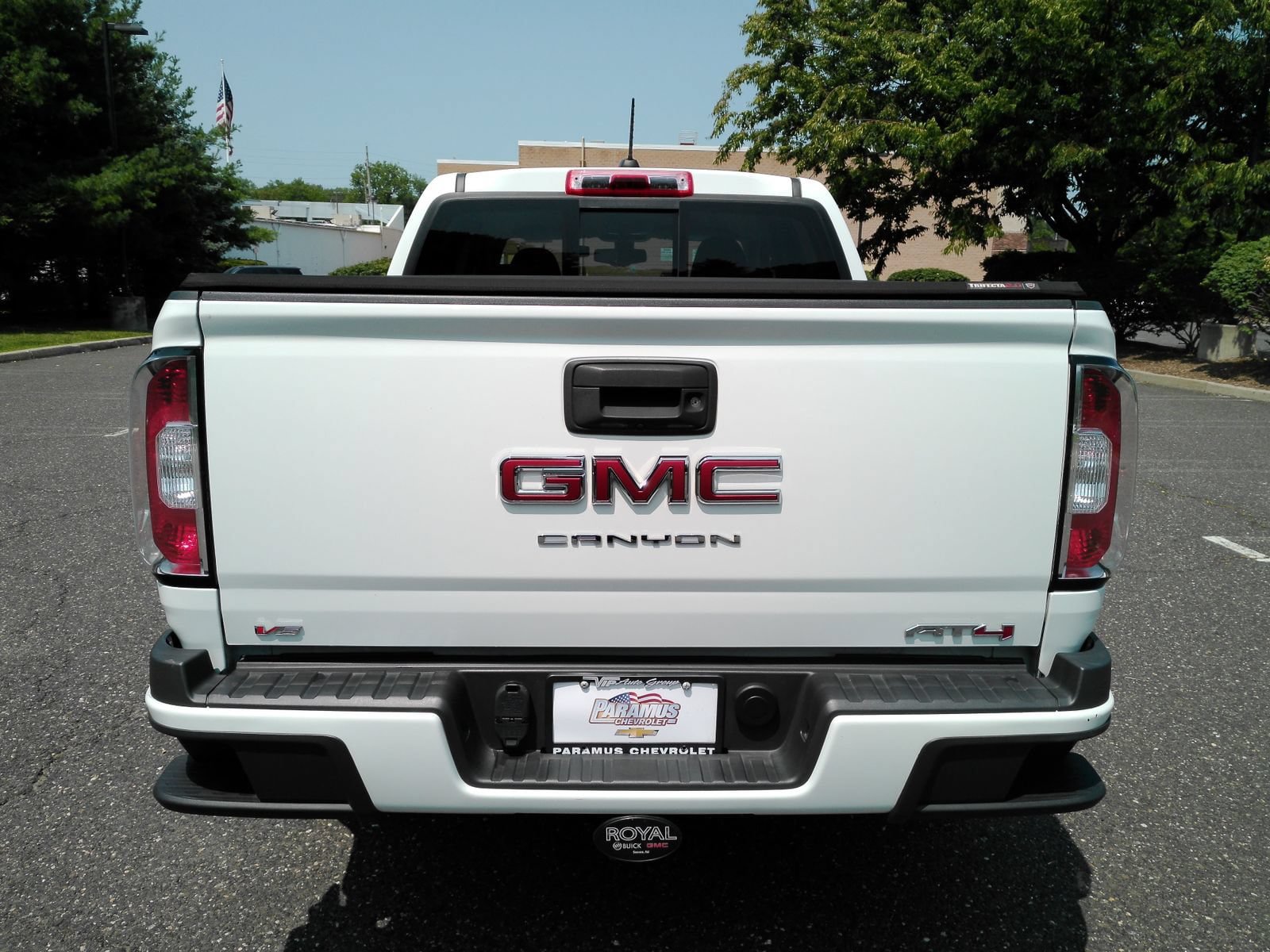 Certified 2022 GMC Canyon AT4 w/ Trailering Package AWD/4WD image 7