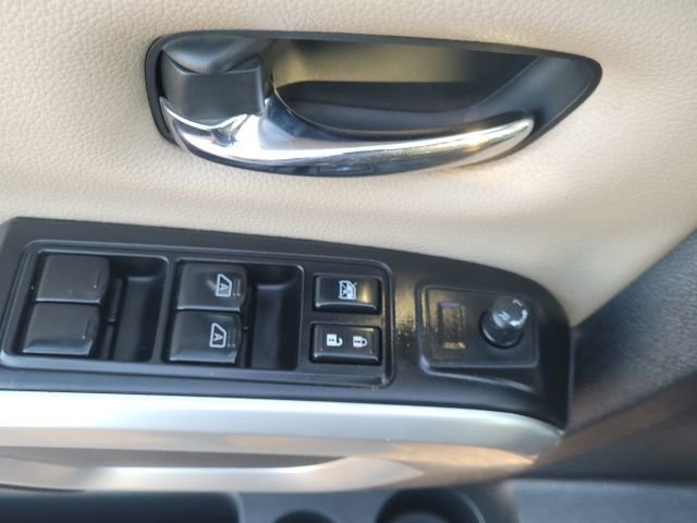 Used 2017 Nissan Titan SV image 11