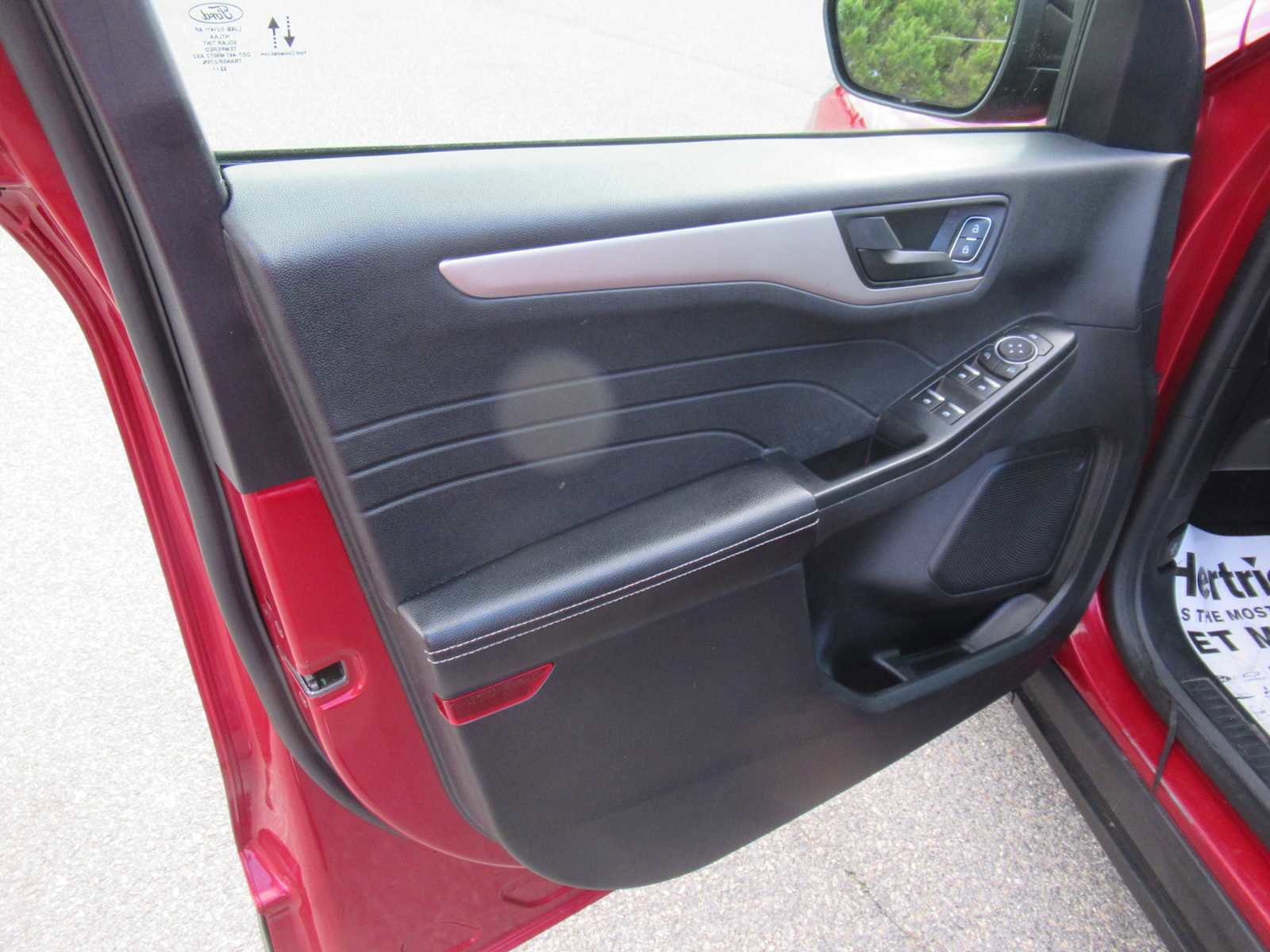 Used 2022 Ford Escape SE w/ SE Sport Appearance Package image 13