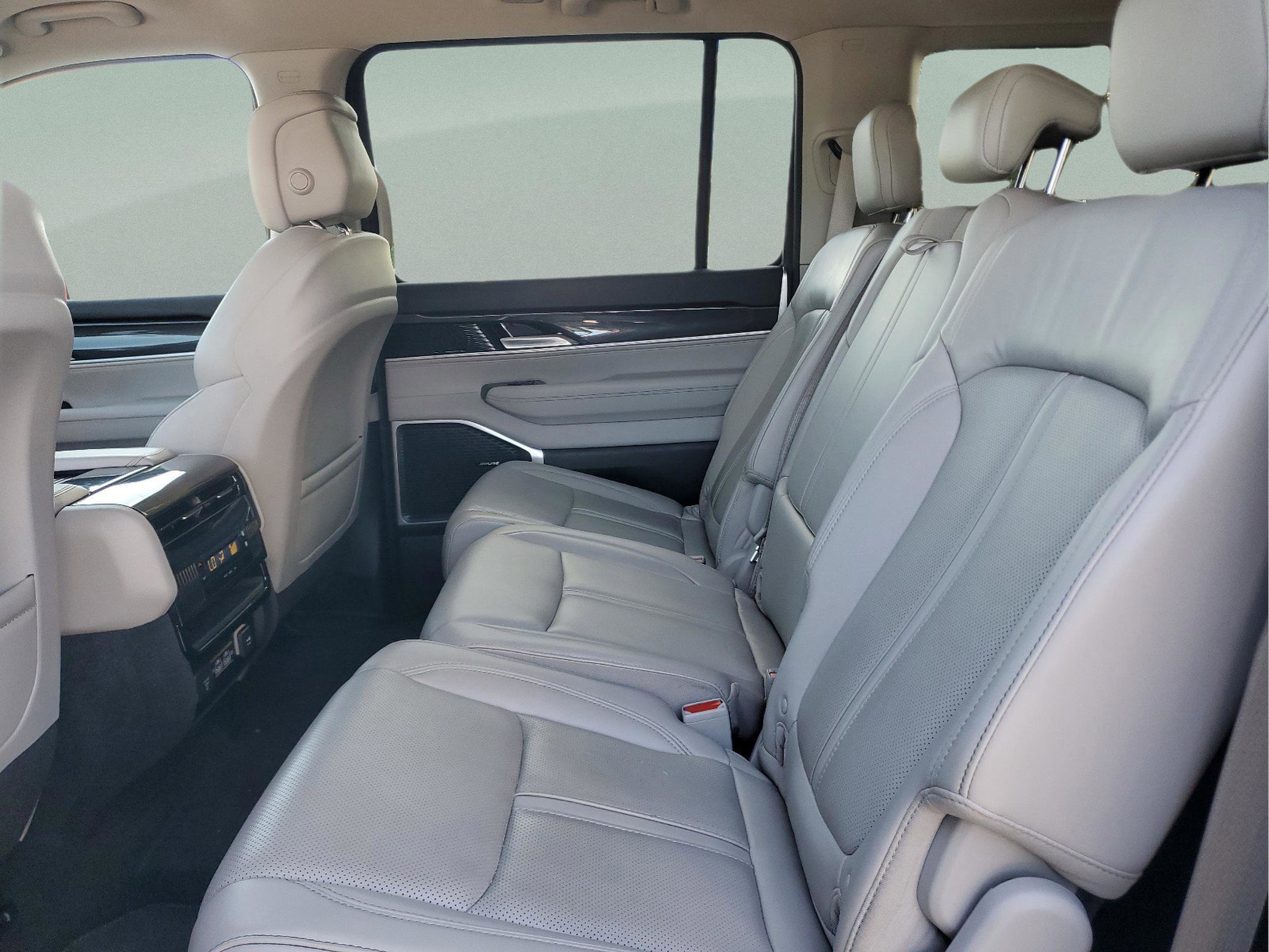Used 2023 Jeep Wagoneer 4WD image 6