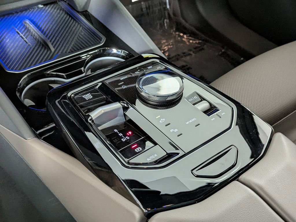 Used 2025 BMW 530i xDrive AWD/4WD image 36