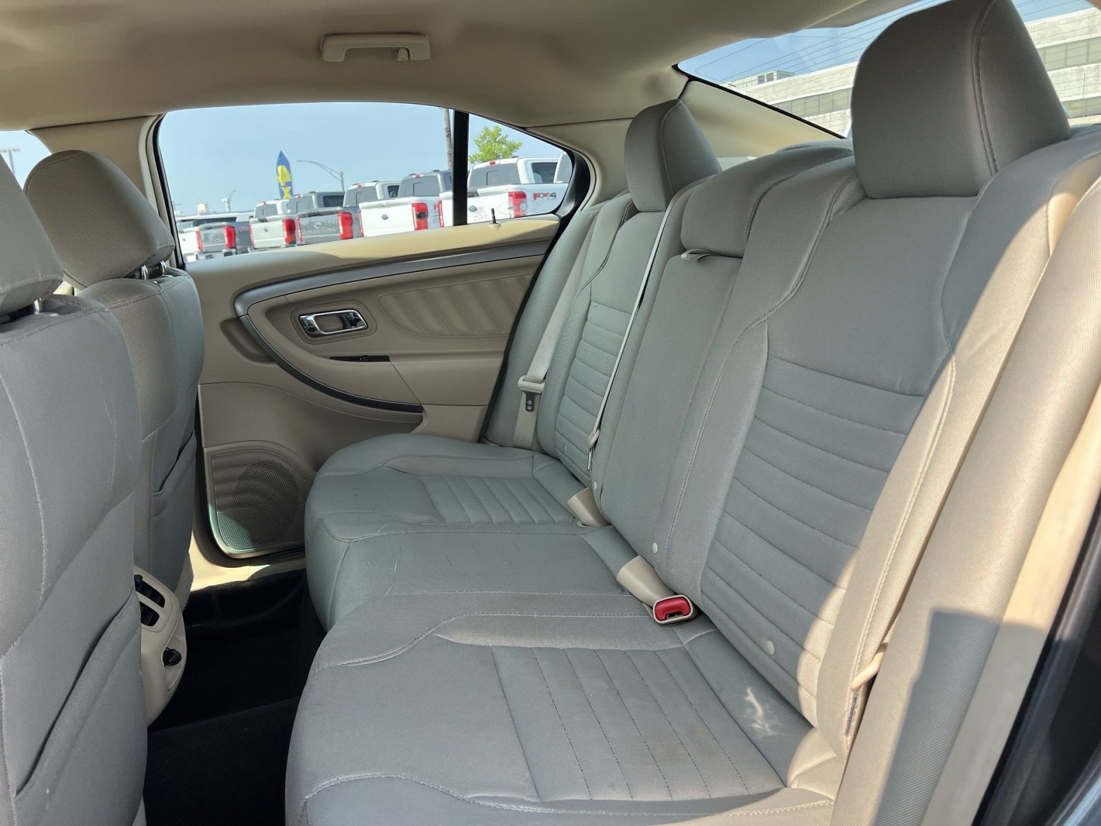 Used 2015 Ford Taurus SE FWD image 23