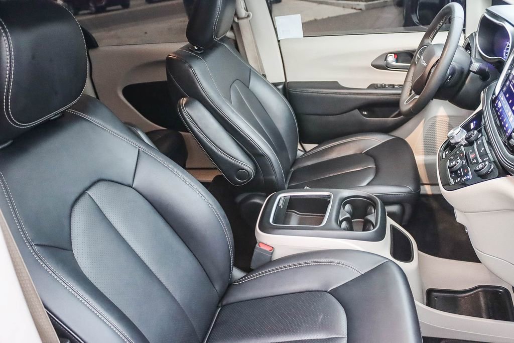 Used 2024 Chrysler Pacifica Select image 39