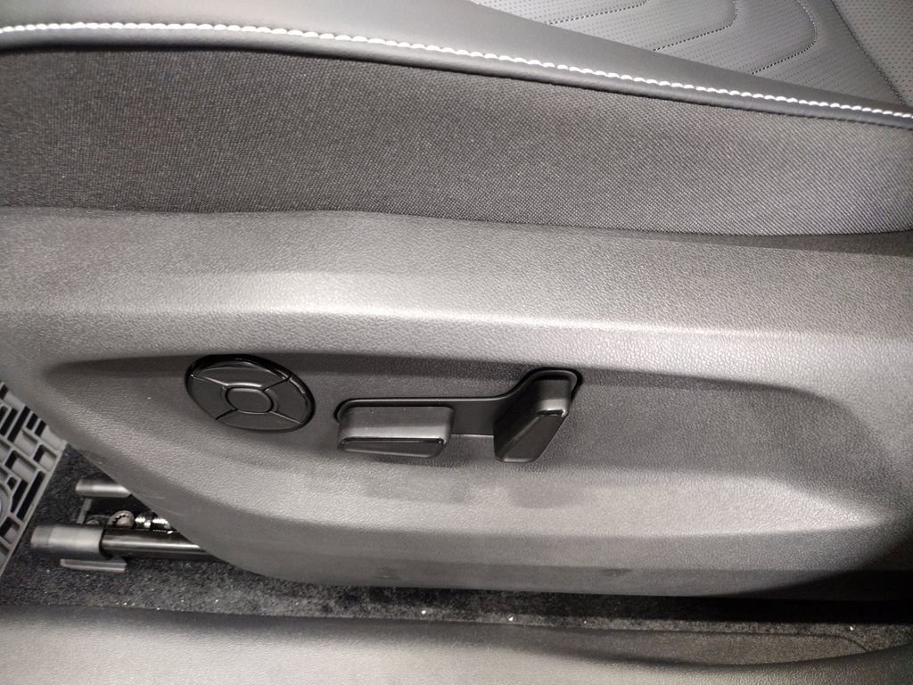 New 2025 Volkswagen Tiguan SE R-Line image 23