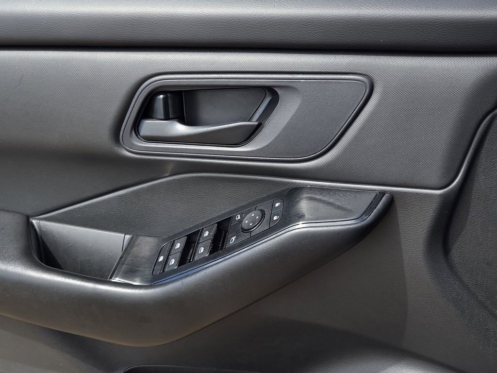 Used 2024 Nissan Rogue S image 18