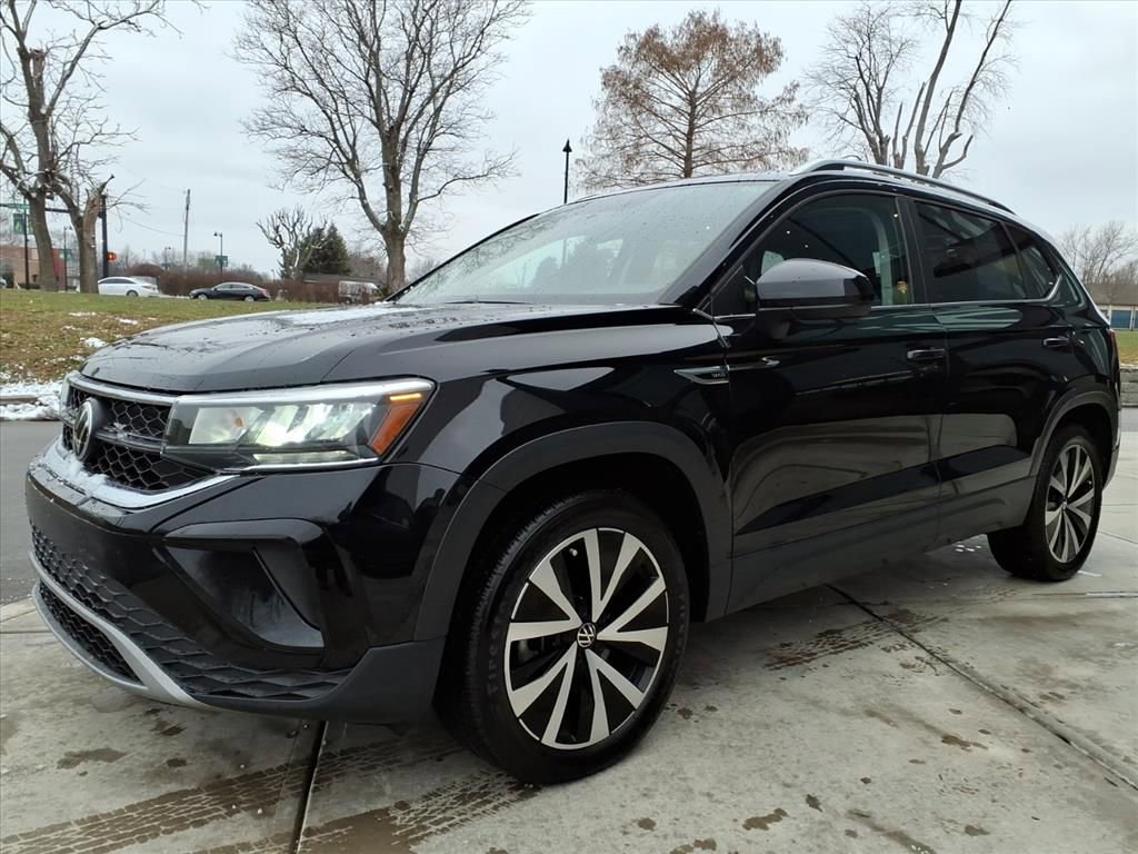 Used 2022 Volkswagen Taos SE w/ Panoramic Sunroof Package image 3