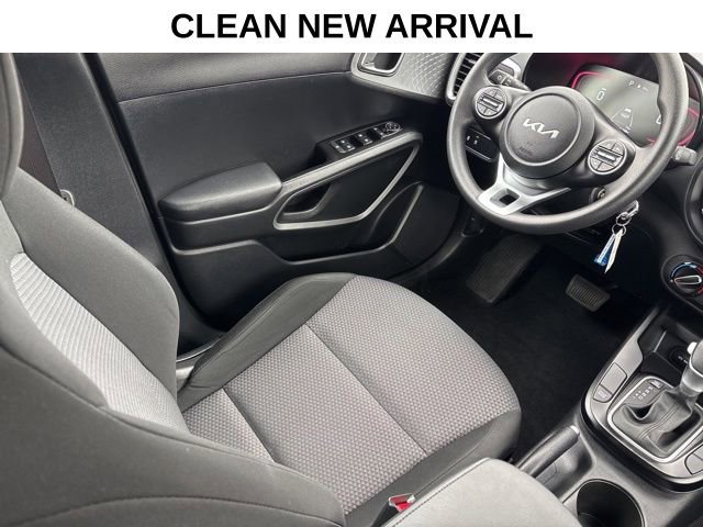 Used 2025 Kia Soul LX w/ LX Technology Package FWD image 14