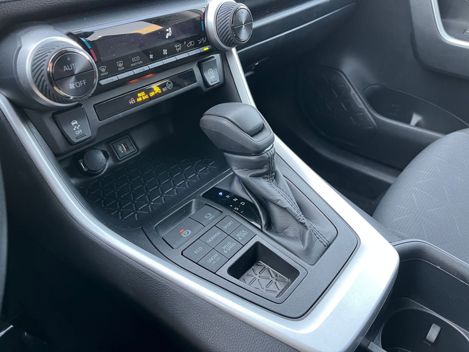 Used 2025 Toyota RAV4 XLE image 41